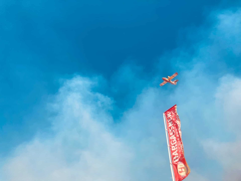 canadair passant au dessus du drapeau de Hargassner France