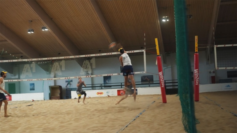 Robin Seidl, Beachvolleyballer, schmettert den Ball | Hargassner