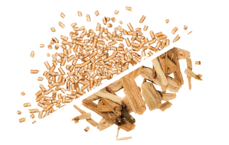 tas de bois déchiqueté et de granulés sur un fond blanc