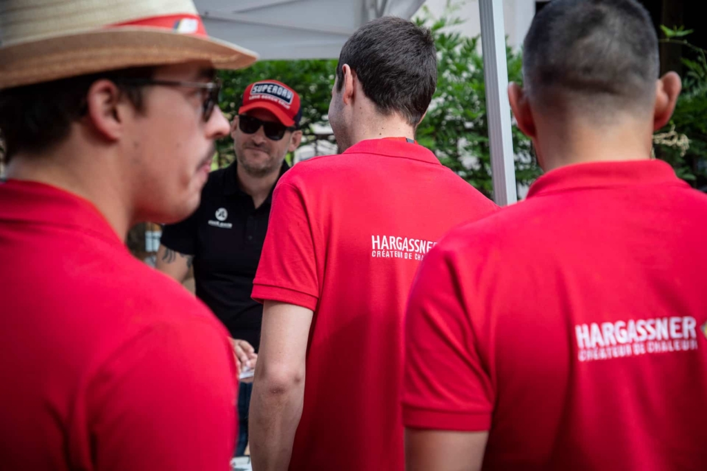 salariés hargassner france de dos avec un polo rouge