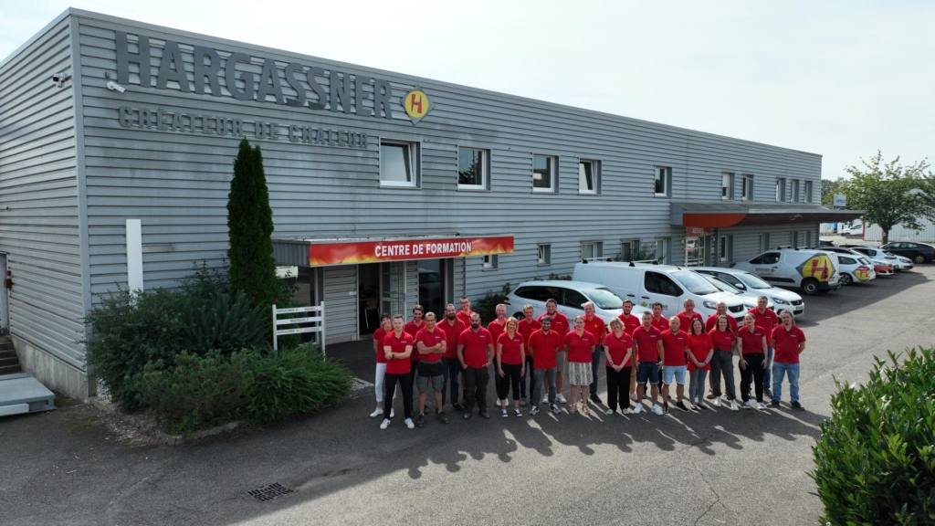 équipe de la concession HArgassner France Nord-Est devant les locaux