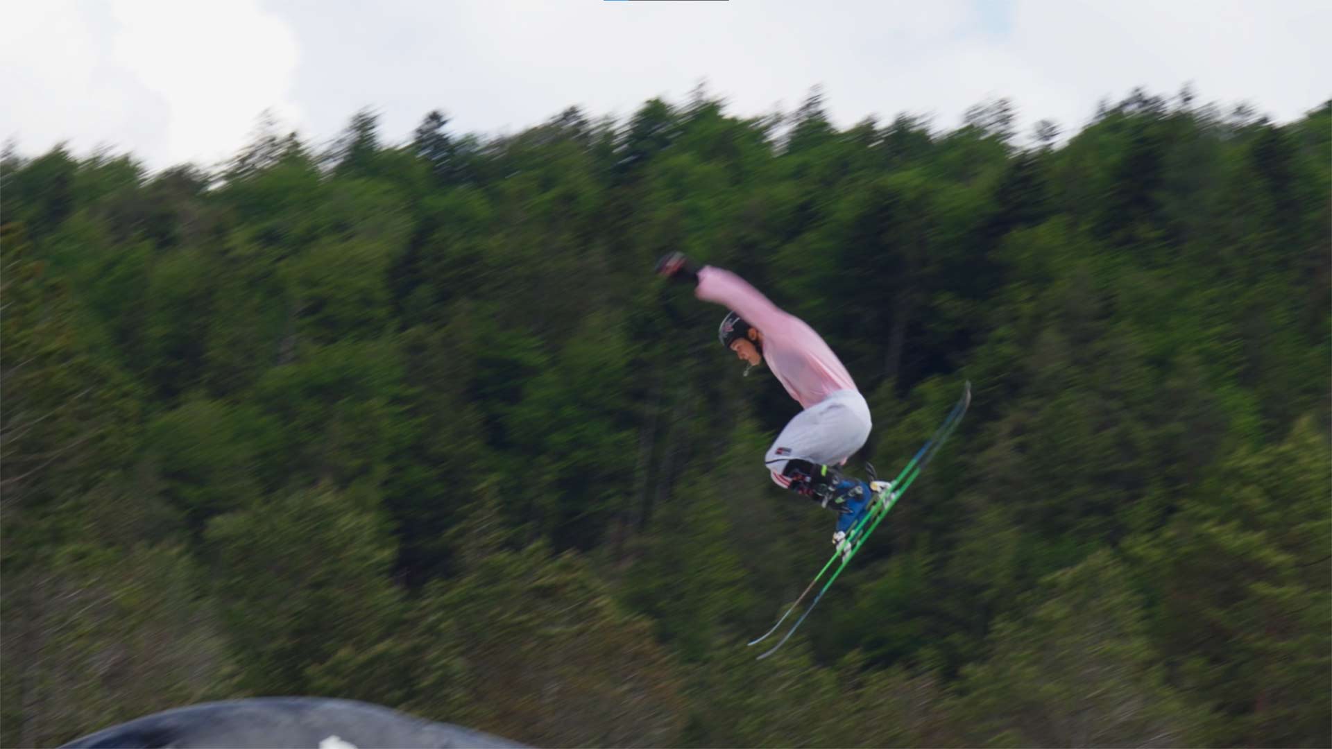 Lara Wolf führt einen Trick auf einer Skirampe vor | Sporthilfe Hargassner