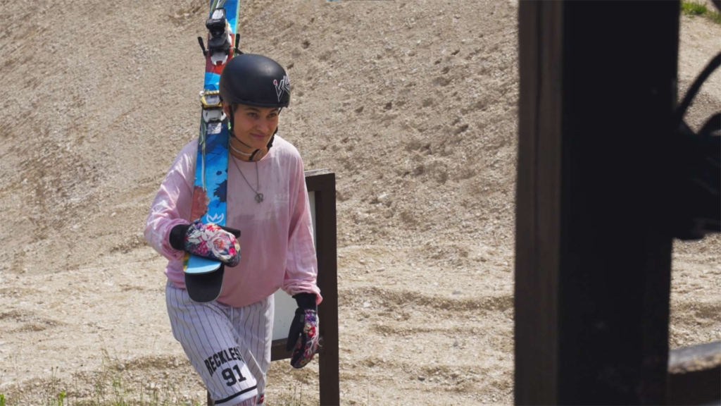 Lara Wolf geht mit ihren Skiern auf den Schultern die Treppe hoch | Sporthilfe Hargassner