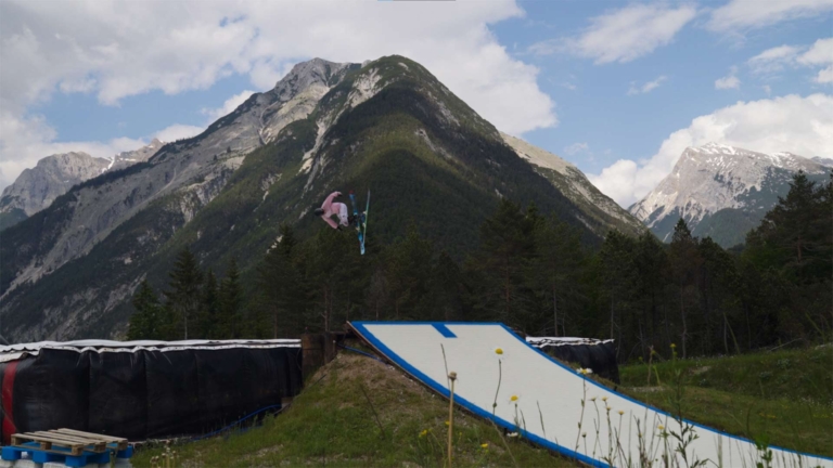 Lara Wolf führt einen Trick auf einer Skirampe vor | Sporthilfe Hargassner