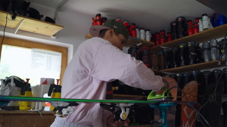 Lara Wolf bereitet ihre Skis in einem Skiverleih vor | Sporthilfe Hargassner