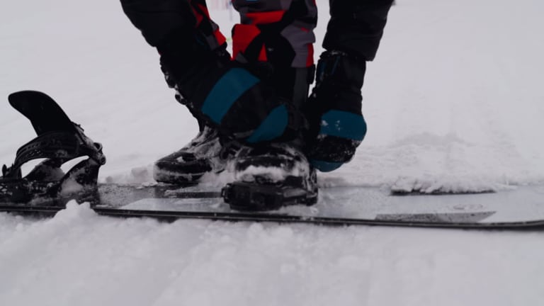 Elias Leitner stellt seine Snowboardbindungen ein | Sporthilfe Erfolgsgeschichten