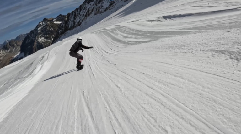 Elias Leitner macht sich für eine Rampe bereit - Snowboard Cross | Sporthilfe Erfolgsgeschichten