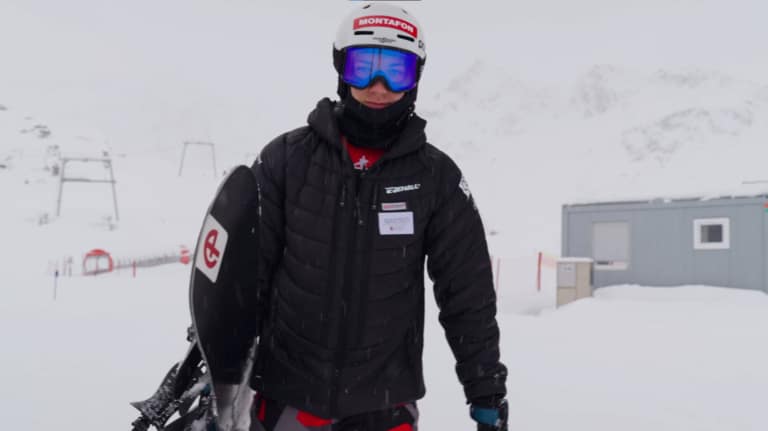 Elias Leitner geht in Richtung der Kamera - Snowboard Cross| Sporthilfe Erfolgsgeschichten