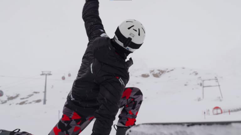 Elias Leitner dehnt sich - Snowboard Cross | Sporthilfe Erfolgsgeschichten