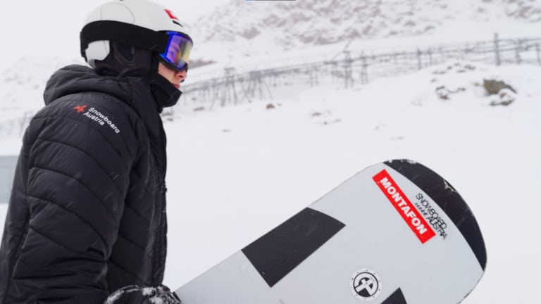 Elias Leitner mit einem Snowboard in der Hand | Sporthilfe Erfolgsgeschichten