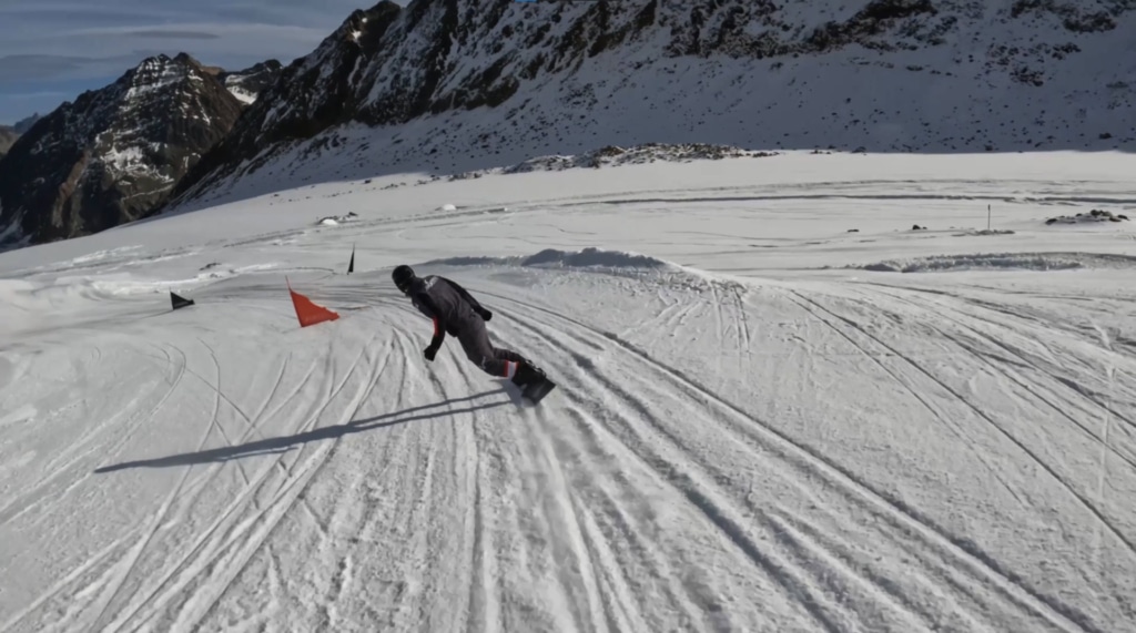 Elias Leitner fährt eine Snowboard-Piste hinunter | Sporthilfe Erfolgsgeschichten