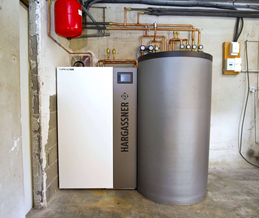 Nano-PK 6-15 kW installée avec son ballon tampon | Référence HARGASSNER