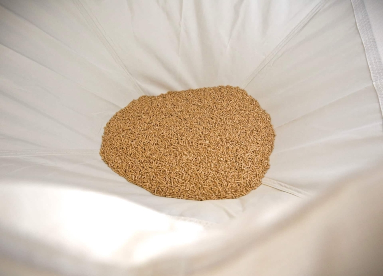 tas de granulés au fond d'un silo textile HARGASSNER