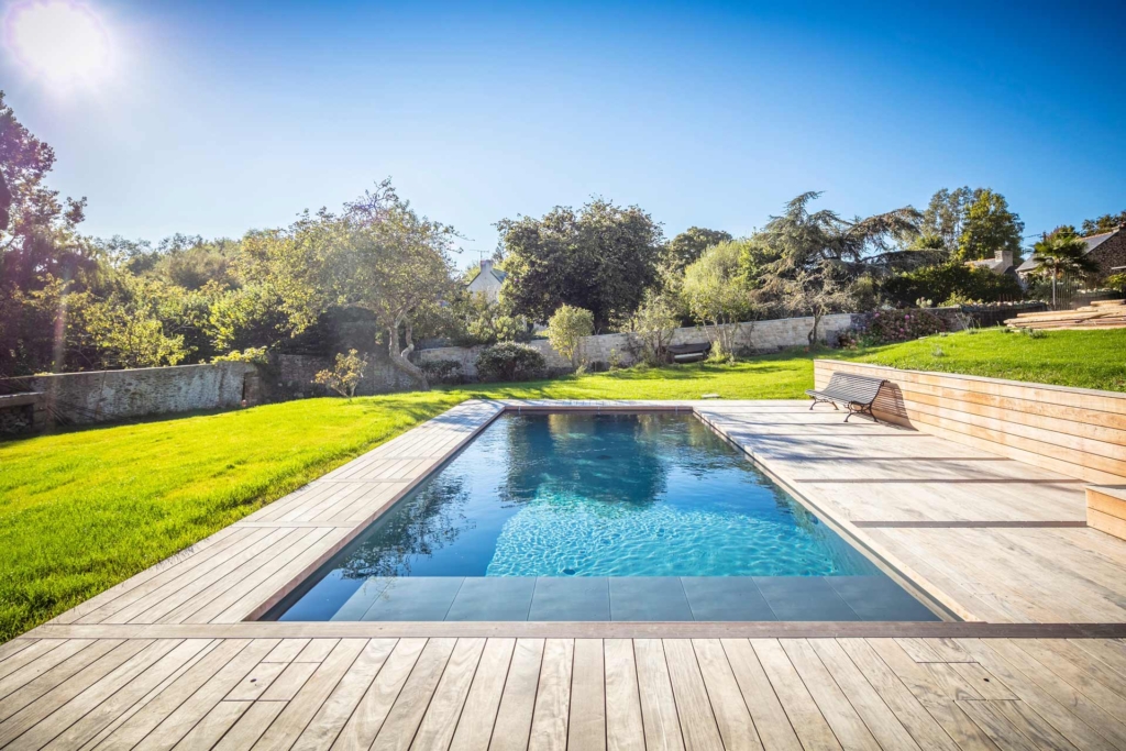 Piscine dans le jardin d'un particulier