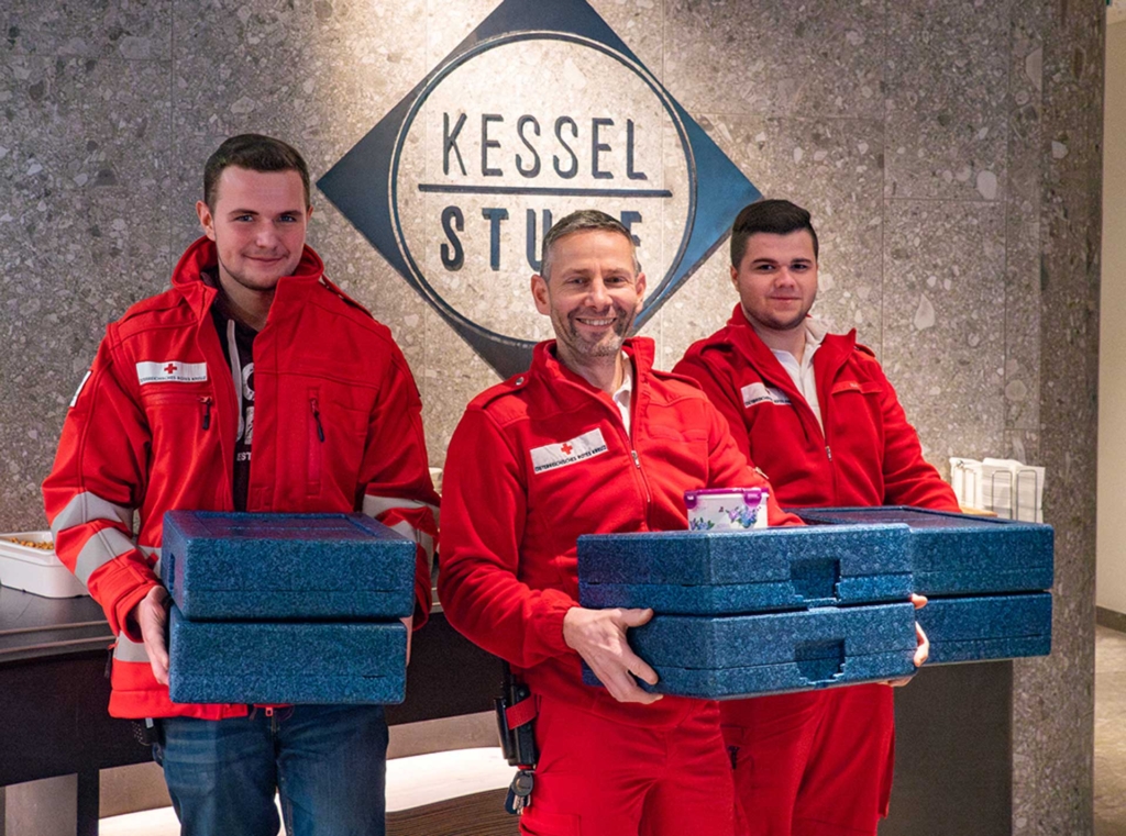Collaborateurs de la Croix-Rouge lors de la collecte des repas dans le Kesselstube de Hargassner | Hargassner