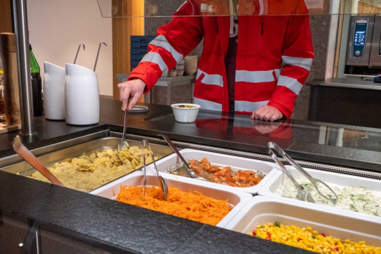 Mitarbeiter des Roten Kreuzes genießt das Salatbuffet | Hargassner