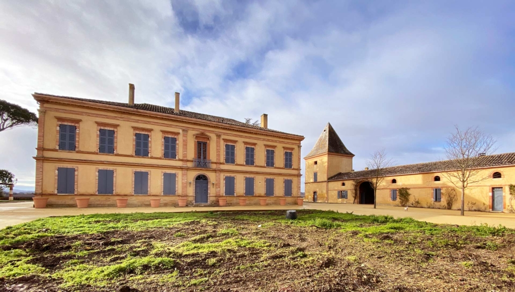 Vue extérieure du Château de Karabé
