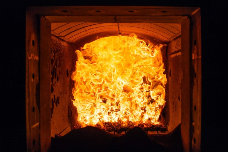 Foyer rempli de réfractaire en combustion