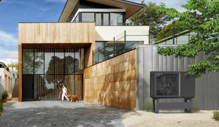 Außenansicht modernes Einfamilienhauses mit Wärmepumpe | Hargassner