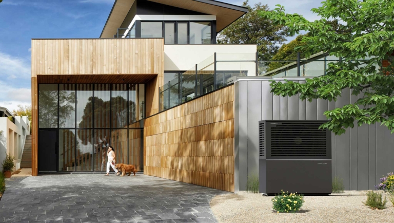 Außenansicht eines modernen Einfamilienhauses mit Wärmepumpe | Hargassner