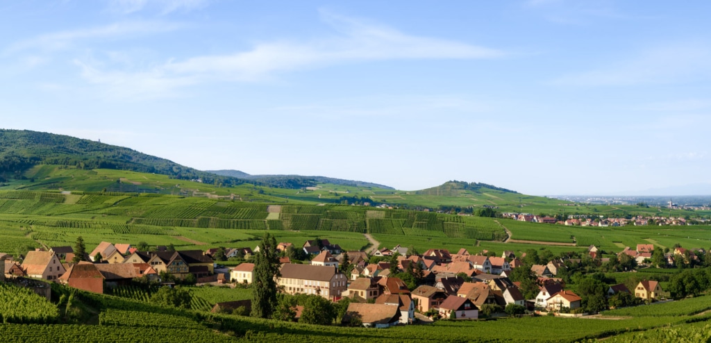 Paysage avec un village en premier plan et une vallée en fond
