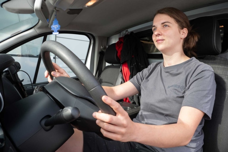 Alexandra Ratzinger im Fahrersitz ihres Transporters - Servicetechnikerin | Hargassner