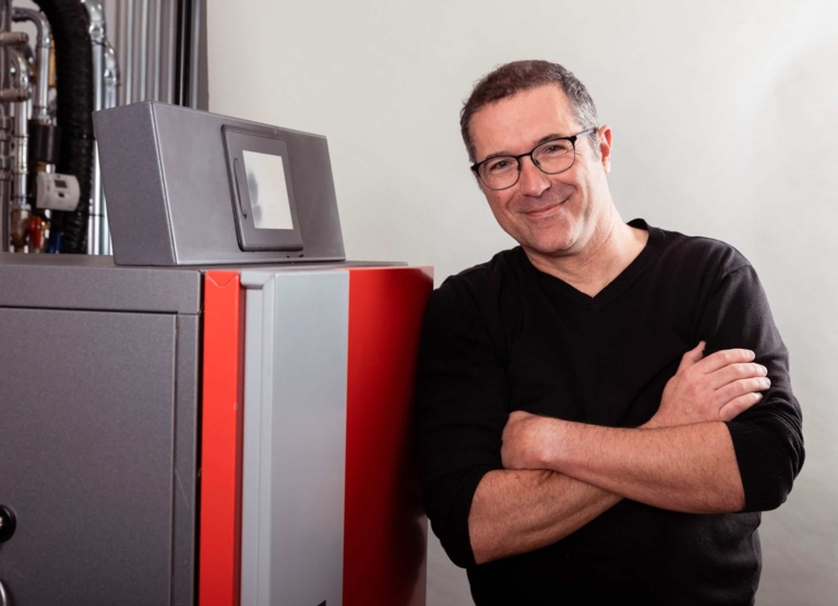 Collaborateur HARGASSNER accoudé à une Neo-HV