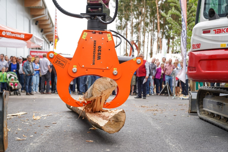 Woodcracker bearbeitet Holz bei Hausmesse zum 35. Jubiläum | Hargassner
