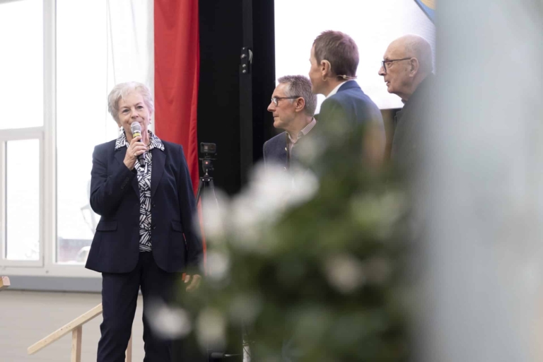 Aloisia Wimmleitner erzählt auf der Bühne, wie sie das Firmenlogo entwickelt hat