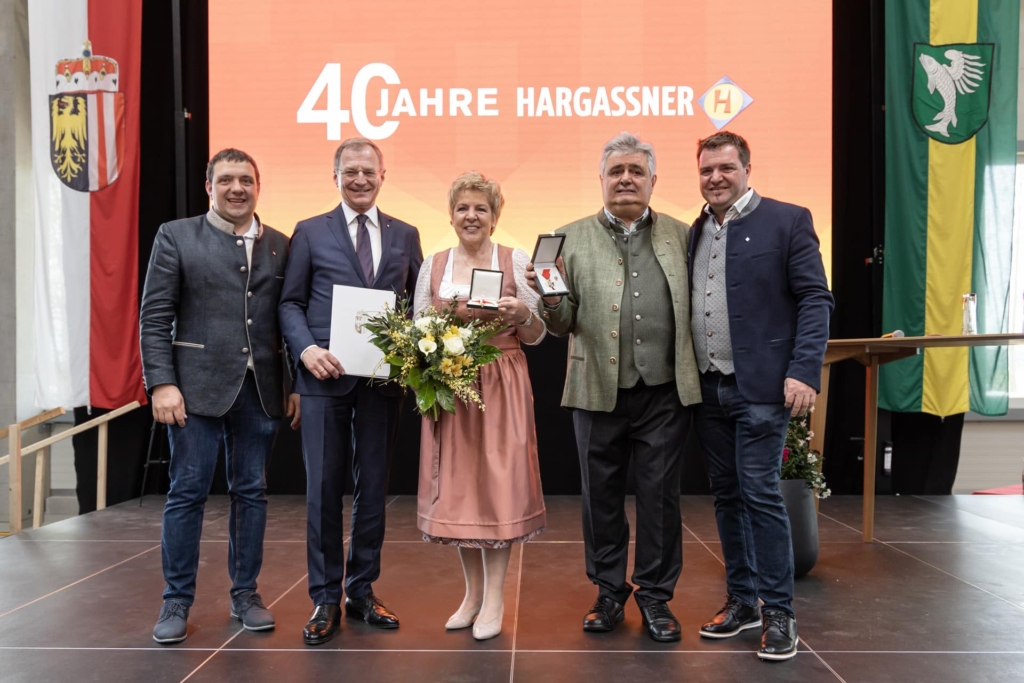 f.l.t.r.: Anton Hargassner, LH Mag. Thomas Stelzer, Elisabeth and Anton Hargassner with golden medal of honour, Markus Hargassner