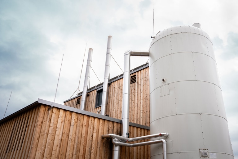 Biomasseheizwerk mit zwei Hackgutheizungen installiert von Feischl Haustechnik | Referenz Hargassner - © Sophia Hartsch Bunterpixel Fotografie