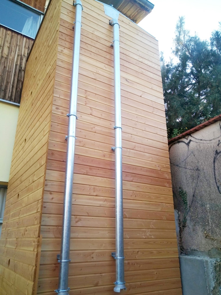 silo de stockage extérieur bardé en bois