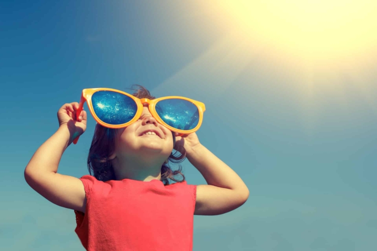 fille avec lunettes de soleil