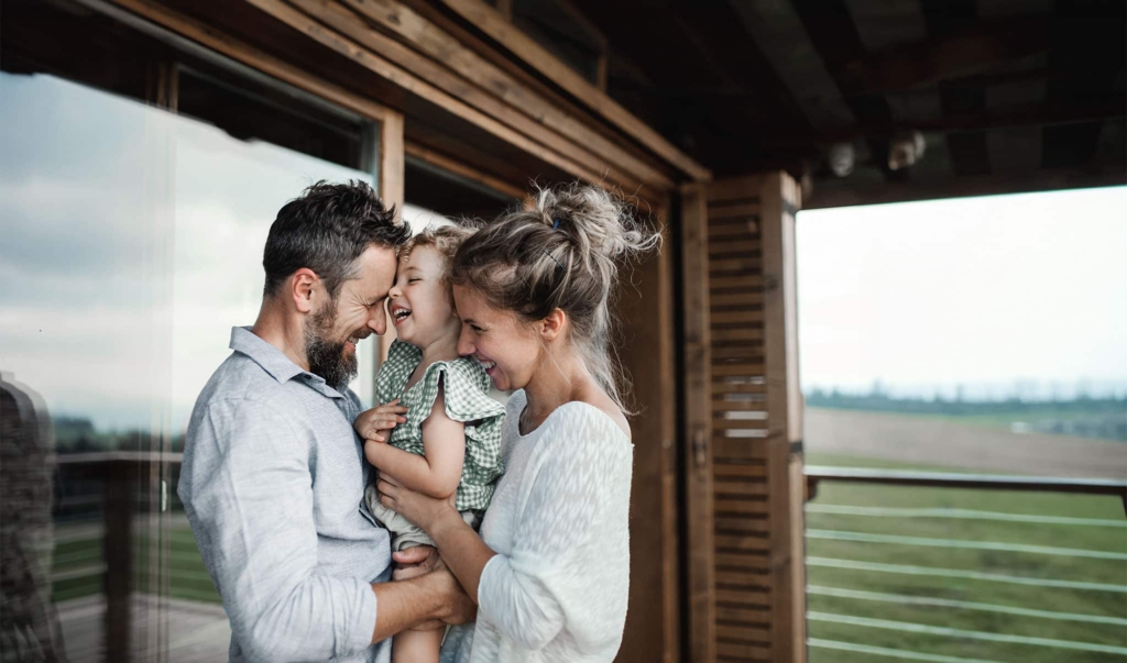 Famille heureuse sur une terrasse | Hargassner