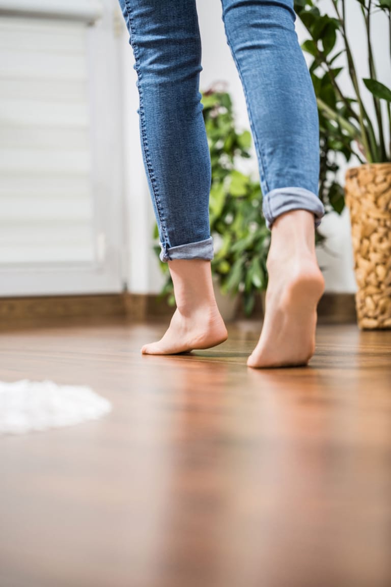 pieds femme plancher