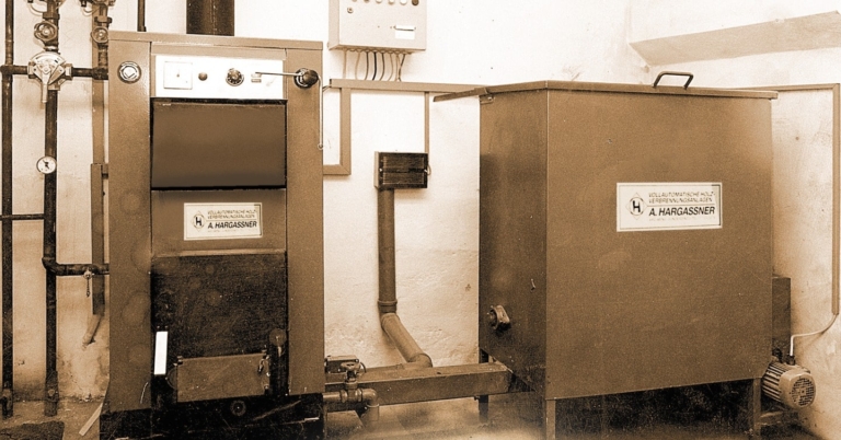 Der erste installierte Hackschnitzelkessel von Hargassner - Foto vom Jahr 1984