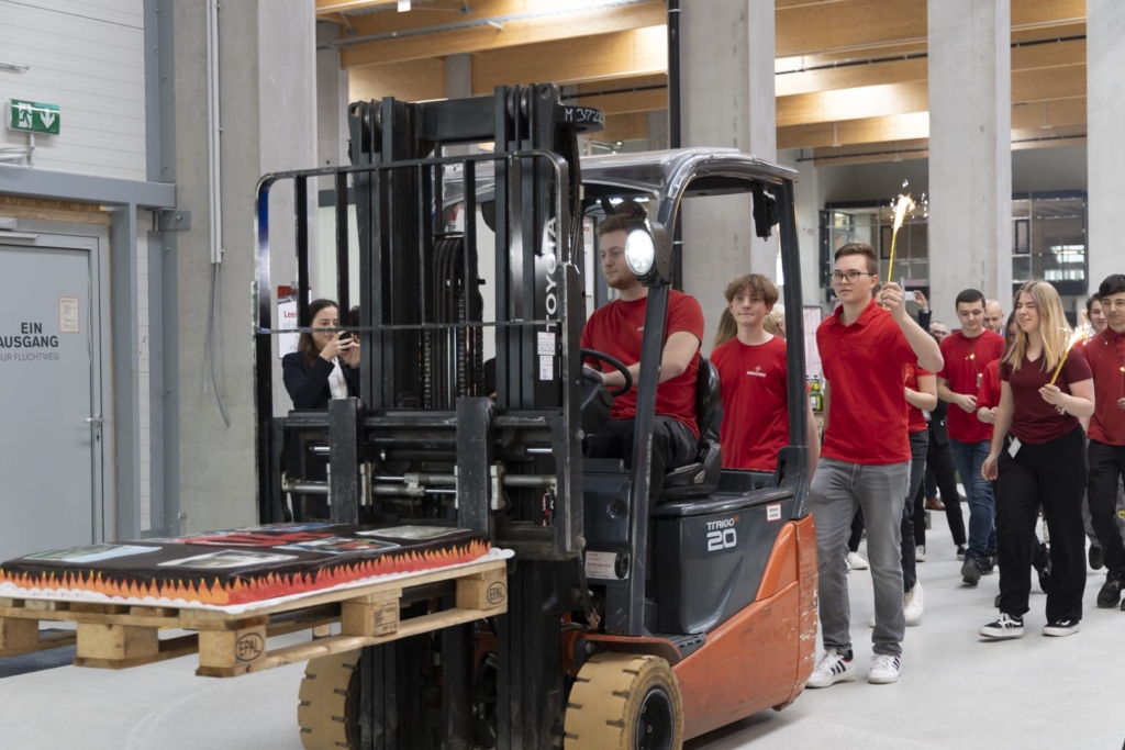 Hargassner-Lehrlinge bringen Jubiläumskuchen mit Gabelstapler