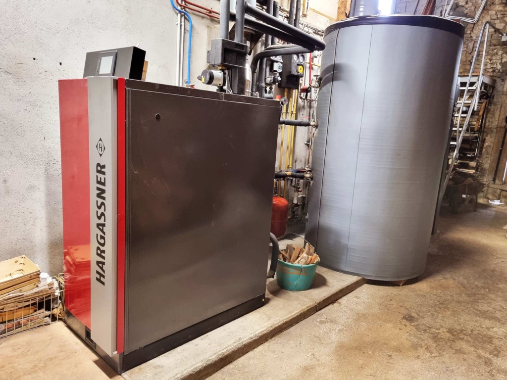 Chaufferie avec une chaudière à bûches