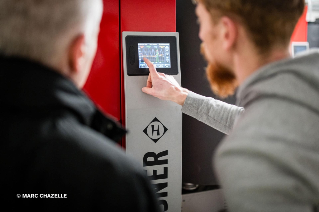 Deux techniciens devant le pupitre de régulation Lambda touchtronic