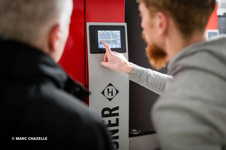 Deux techniciens devant le pupitre de régulation Lambda touchtronic
