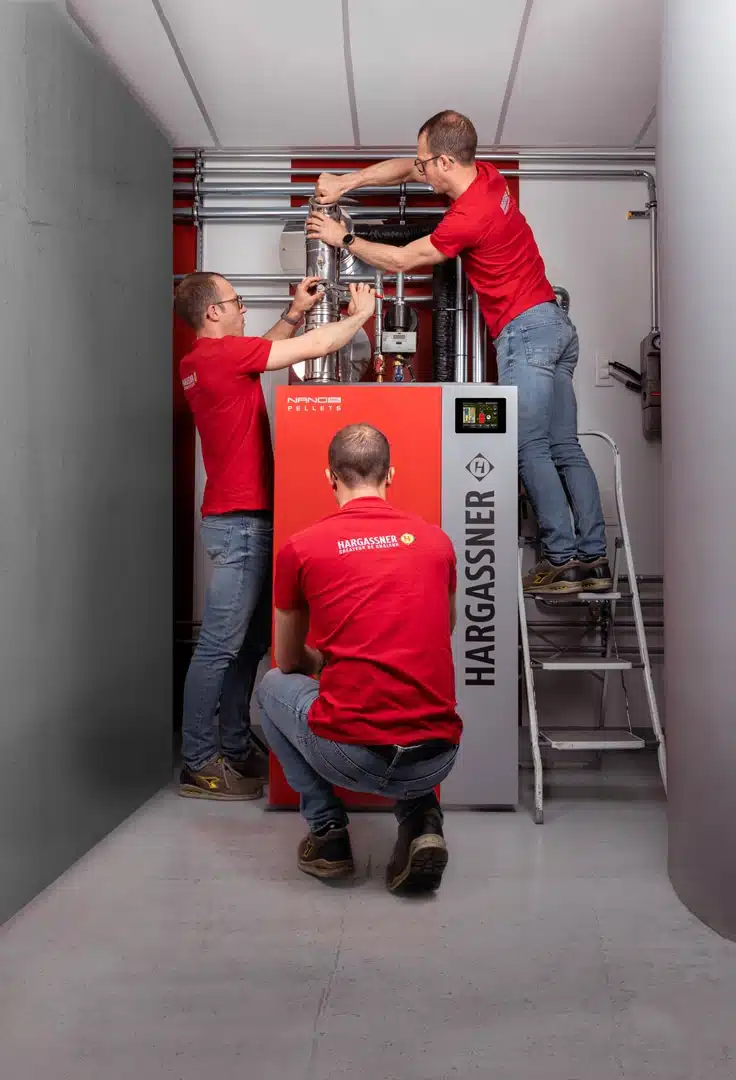 3 techniciens Hargassner entretiennent Nano-PK