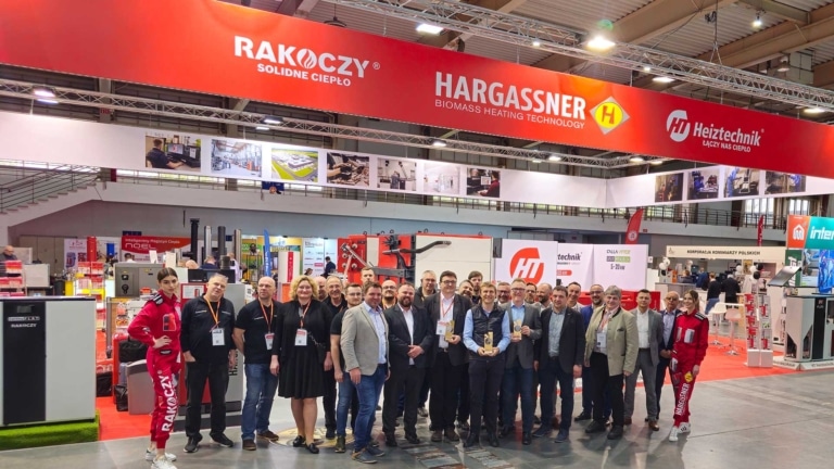 Proud Hargassner and Rakoczy employees show off the honour, gold medal Zloty Medal Poland | Hargassner