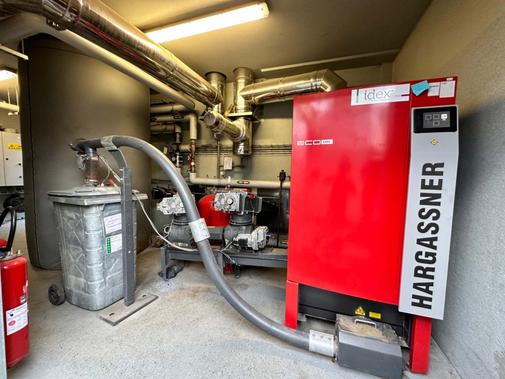 Chaudière Eco-HK 150 kW avec double extracteur sur la vis entrée chaudière, décendrage AFS et tampon