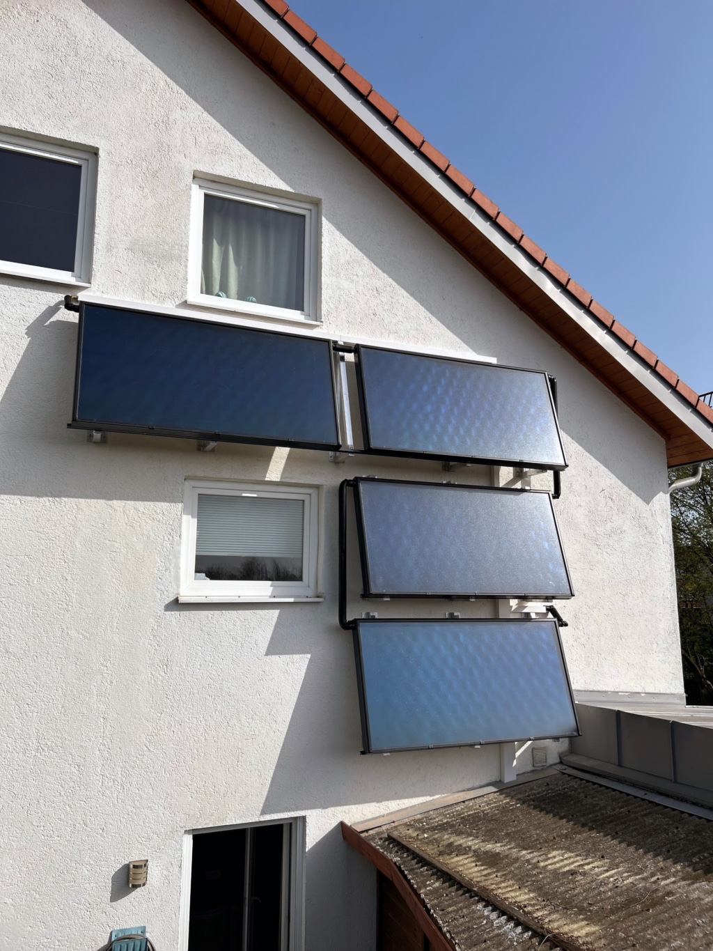 Solaranlage am Einfamilienhaus installiert von Baumann Heizung und Sanitär | Referenz Hargassner