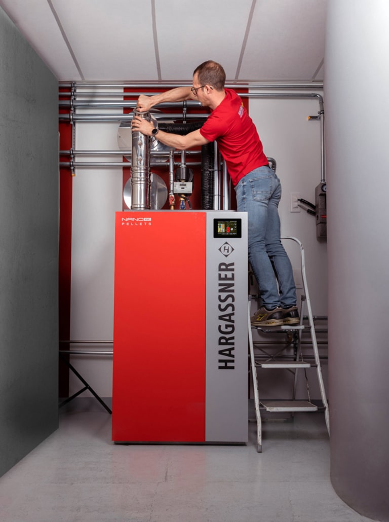 Technicien hargassner inspectant une Nano-pk