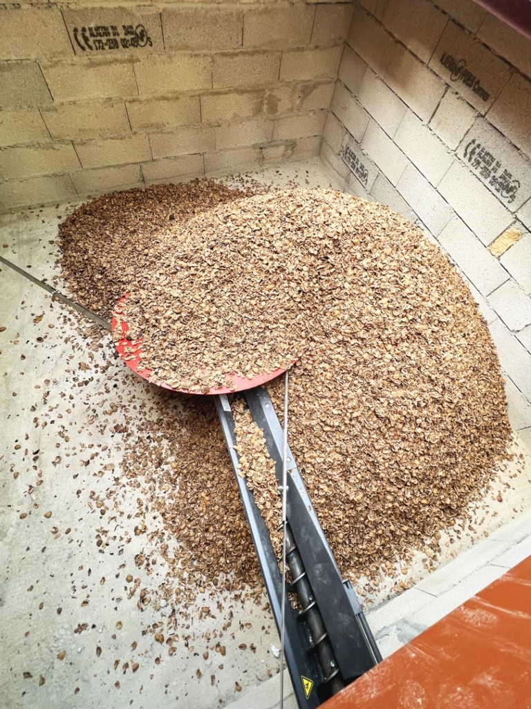 Silo à coquilles de noix avec un Dessileur EcoRA