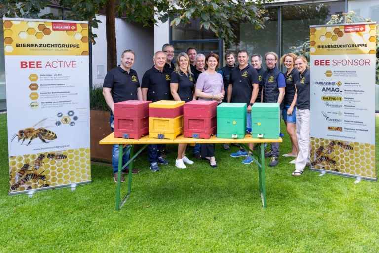 Landesrätin Michaela Langer-Weninger (Mitte) mit dem erweiterten Vorstand der Bienenzuchtgruppe Oberösterreich- Salzburg | Hargassner