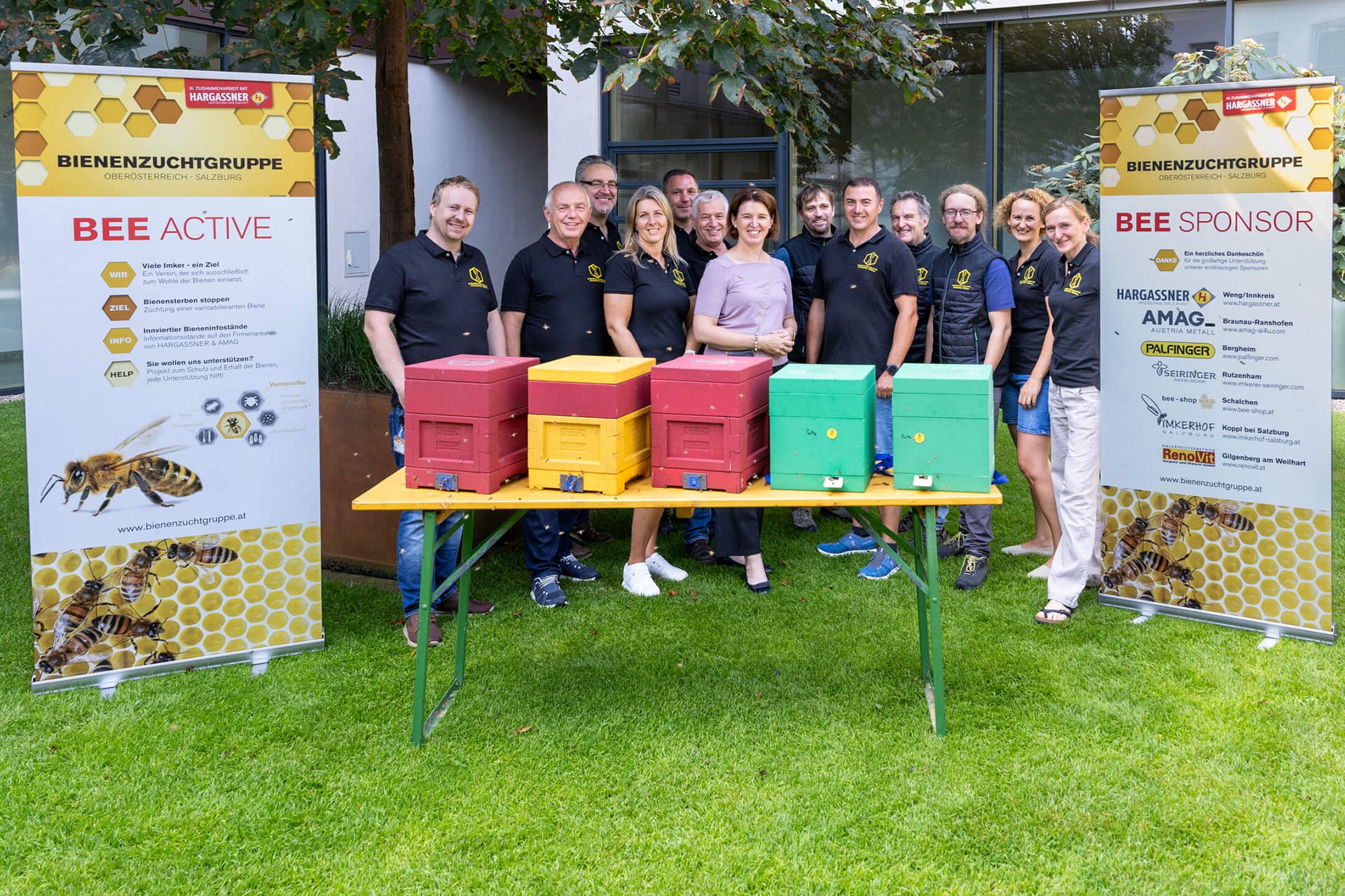 Landesrätin Michaela Langer-Weninger (Mitte) mit dem erweiterten Vorstand der Bienenzuchtgruppe Oberösterreich- Salzburg | Hargassner