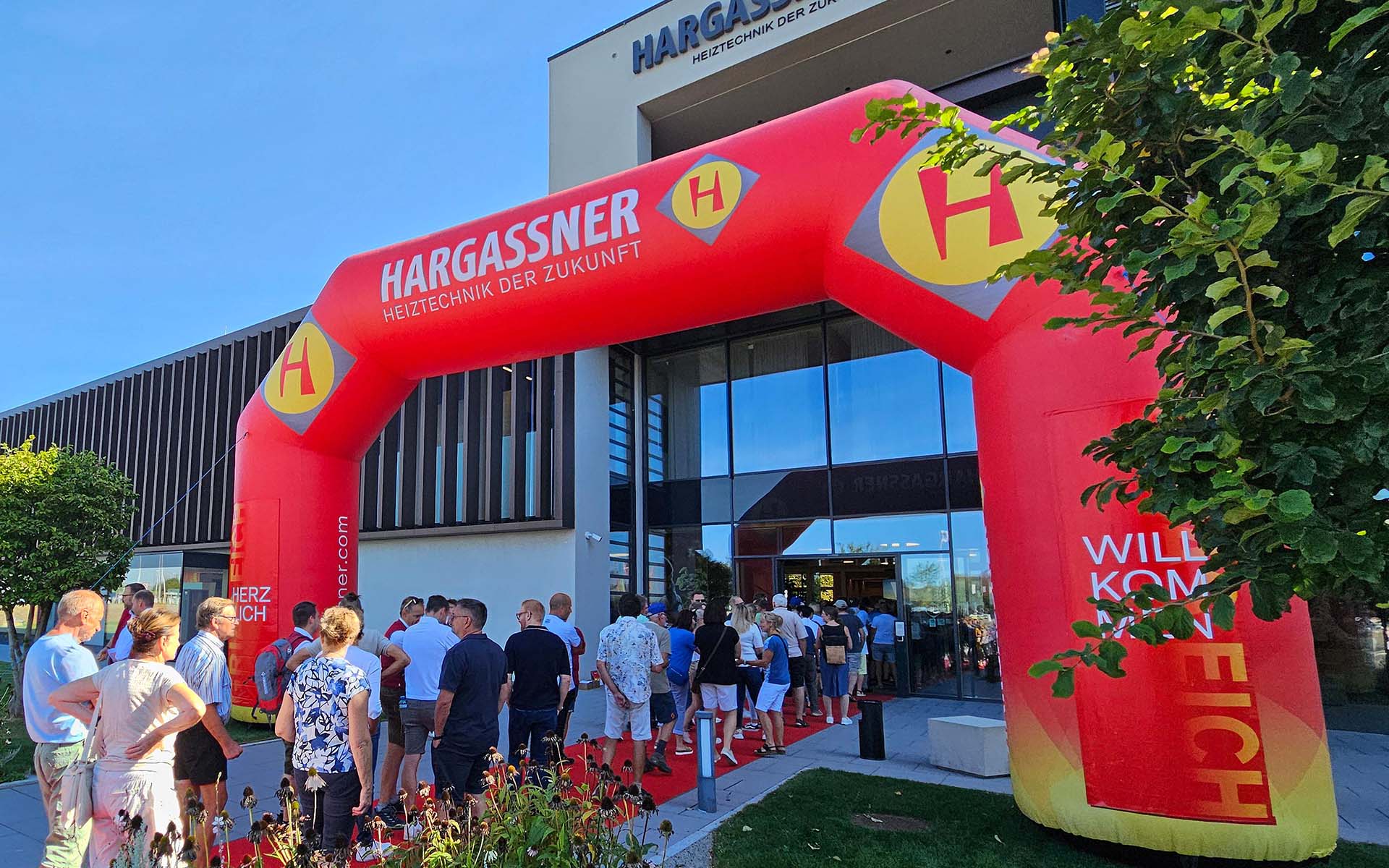 Visitors in front of the entrance to Energy World at the Hargassner in-house exhibition