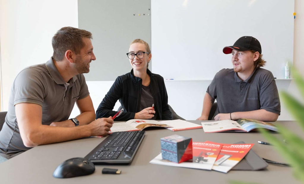 Stefan Friedl, Hannah Haitzinger und Dominik Wanka in einer Besprechung